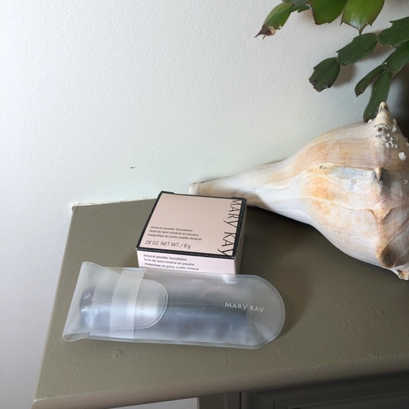 Mary Kay Mineral Powder Foundation & Brush Beige 2